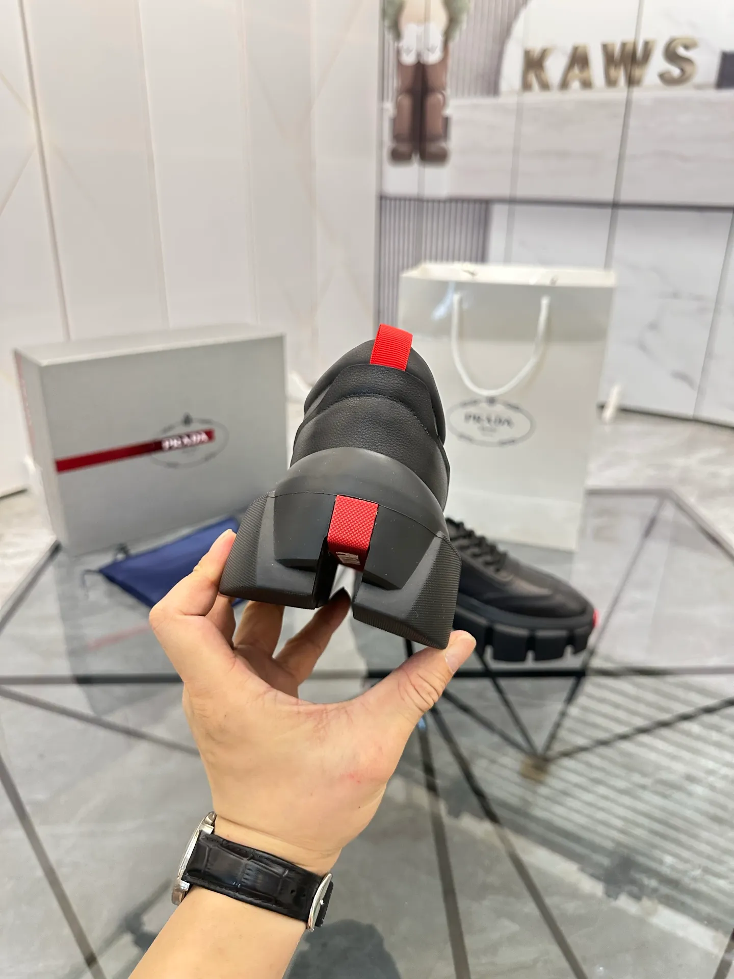 Selling men's shoes 💰: 💰P560¥ High-end top quality Product trademark: Prada * "Prada*" low-top casual shoes Regular size: 35-45 (can be customized to 46) Couple style Product material: imported first-layer cowhide leather upper, breathable lining, original outsole. No.: H201